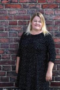 kuvassa vaaleahiuksinen Tiina LIperin kv-vastaava hymyilee