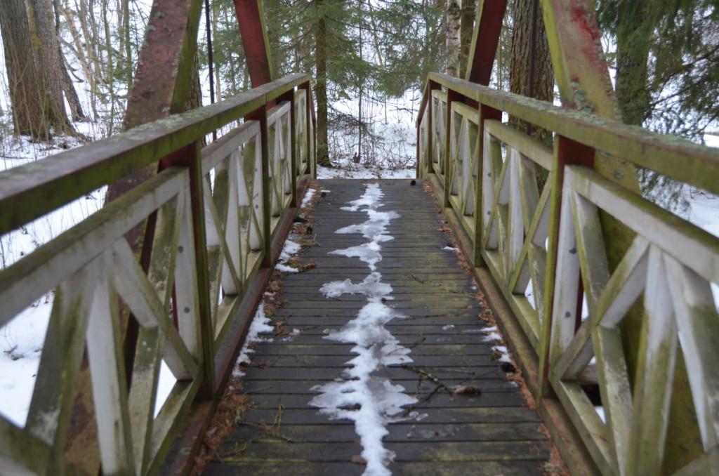 Puinen silta jossa on luminen vana.