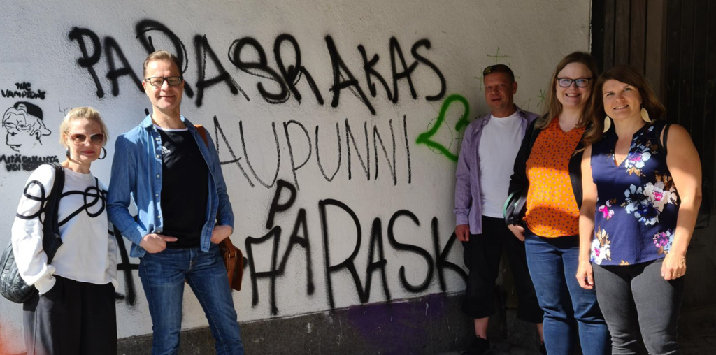 NOPO-työryhmän viisi jäsentä seisovat vierekkäin Oulussa kadulla.