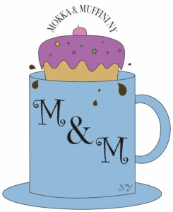 Mokka & muffini NY-yrityksen tunnus, jossa sininen kahvikuppi, jonka kyljessä kirjaimet M&M ja jonka päällä violetti muffini.