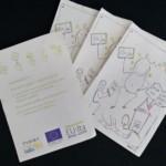 Kolme korttia, joissa piirretty henkilöhahmon kuva. Yksi kortti toisin päin päällimmäisenä, jossa tekstiä ja TYRSKY-hankkeen sekä EU:n sosiaalirahaston tunnukset.