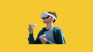 Keltaisen taustan edessä henkilö, jolla päässään VR-lasit ja käsissään VR-ohjaimet.