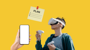 Keltaisella taustalla muistilappu, jossa lukee "Plan", vasemmassa reunassa käsi pitelee kännykkää ja oikeassa reunassa henkilöllä VR-lasit päässään ja VR-ohjaimet käsissään.