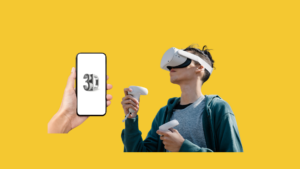 Keltaisella taustalla vasemmalla käsi, joka pitää AR-puhelinta ja vasemmalla henkilö, jolla päässään VR-lasit ja käsissään VR-ohjaimet.