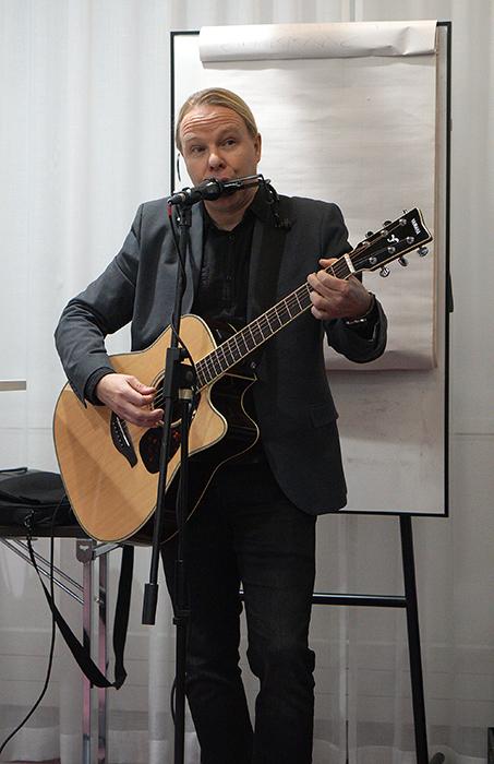 WATTI-hankepäällikkö Marko Ylisirkka soittaa kitaraa ja huuliharppua.