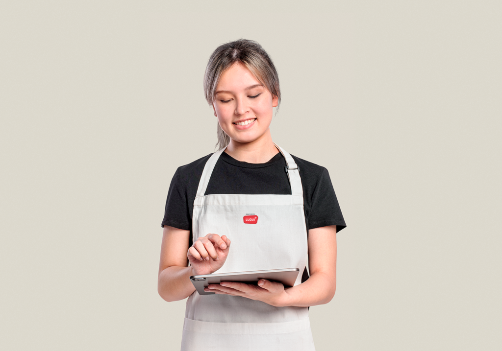 Opiskelija tekee tilausta tabletilla