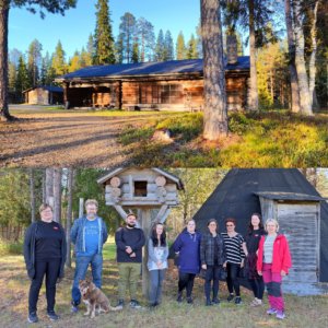 Yhdeksän henkilöä ja koira seisovat rivissä ulkona syysmaisemassa, jossa on kota, toisessa kuvassa näkyy vanha puurakennus metsässä.