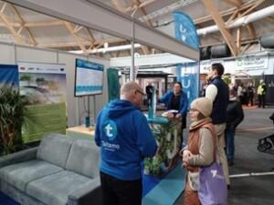 Ihmisiä Koti Expo -tapahtuman Osaamista ja työvoimaa kiertotalouteen -hankkeen osastolla.