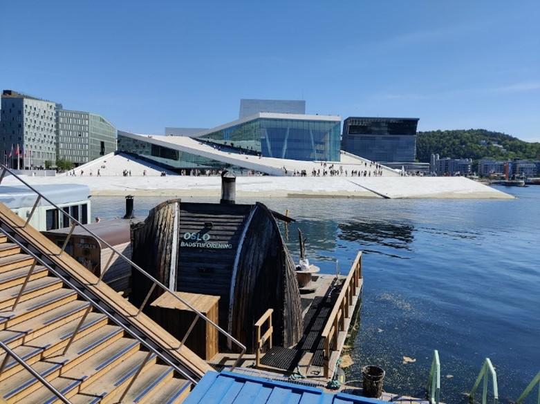 Oslon oopperatalo ja norjalaisia saunalauttoja meren rannassa.