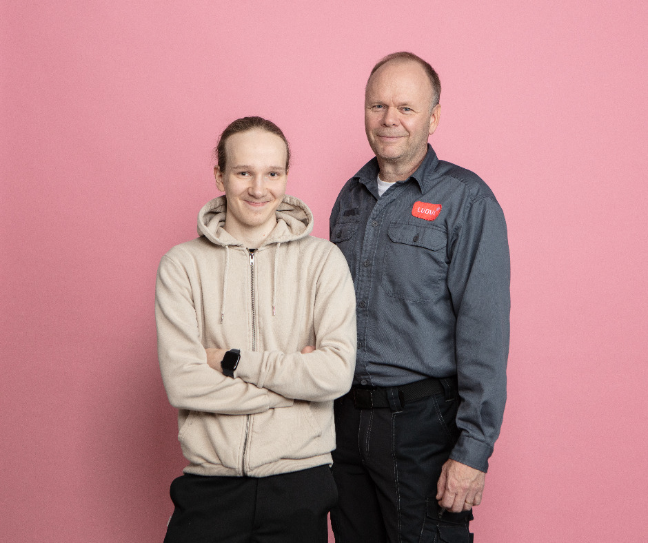 Opiskelija ja Luovin työntekijä seisovat vierekkäin ja katsovat kameraan hymyillen.