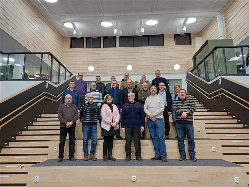 Lions Club Joensuun jäseniä Luovi Joensuun aulan portailla.