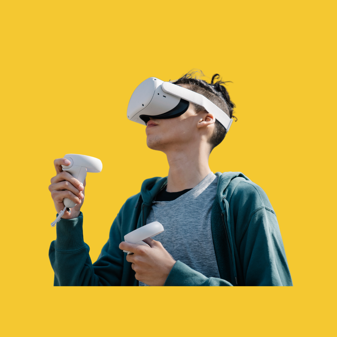 Keltaisen taustan edessä henkilö, jolla päässään VR-lasit ja käsissään VR-ohjaimet.