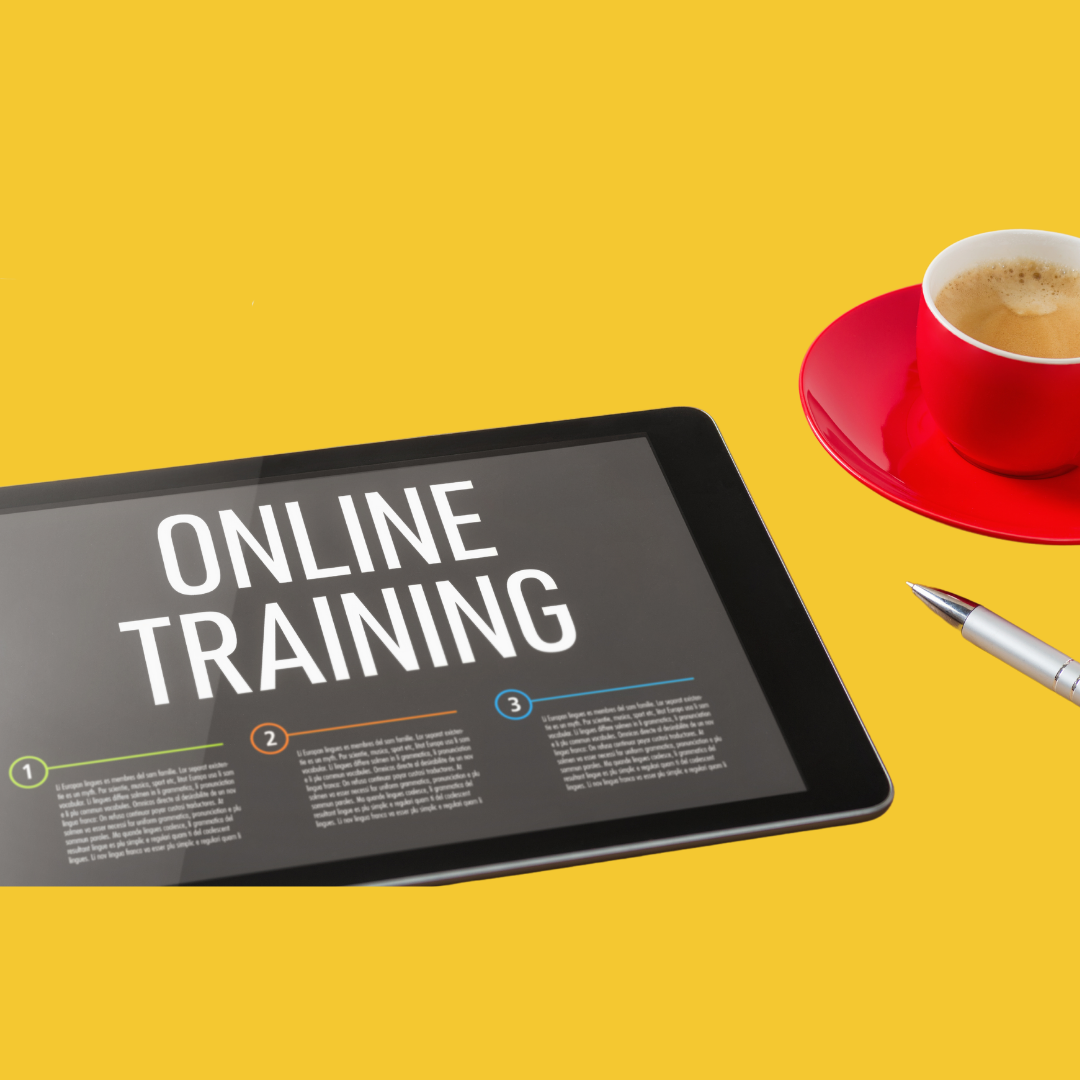 Keltaisella taustalla on tabletti, jossa lukee "Online training", tabletin vieressä on kynä ja punainen kahvikuppi.