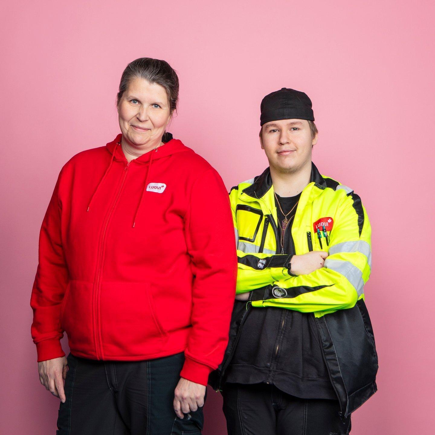 Opettaja punaisessa Luovi-hupparissa ja opiskelija työvaatteissaan vierekkäin.
