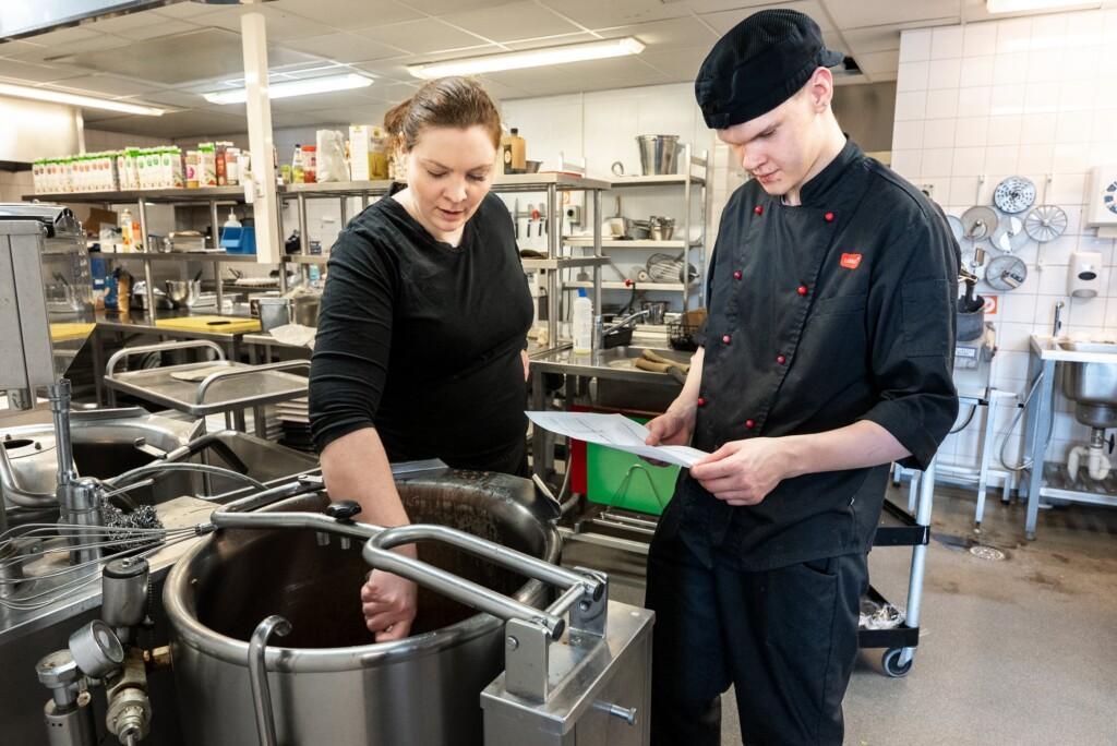 Opiskelija ja ohjaaja työskentelevät ravintolan keittiössä.