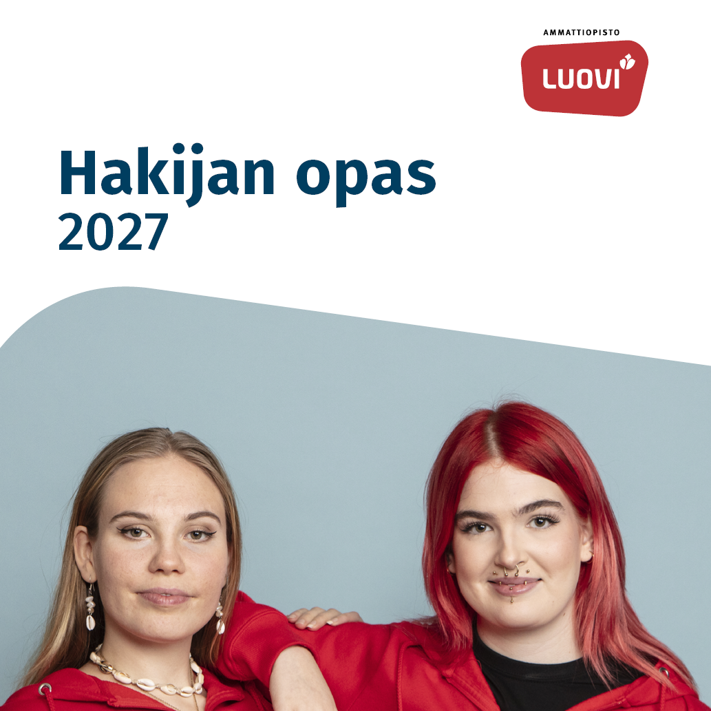 Luovin Hakijan opas 2027, kansikuvassa kaksi opiskelijaa hymyilevät kameraan päin.